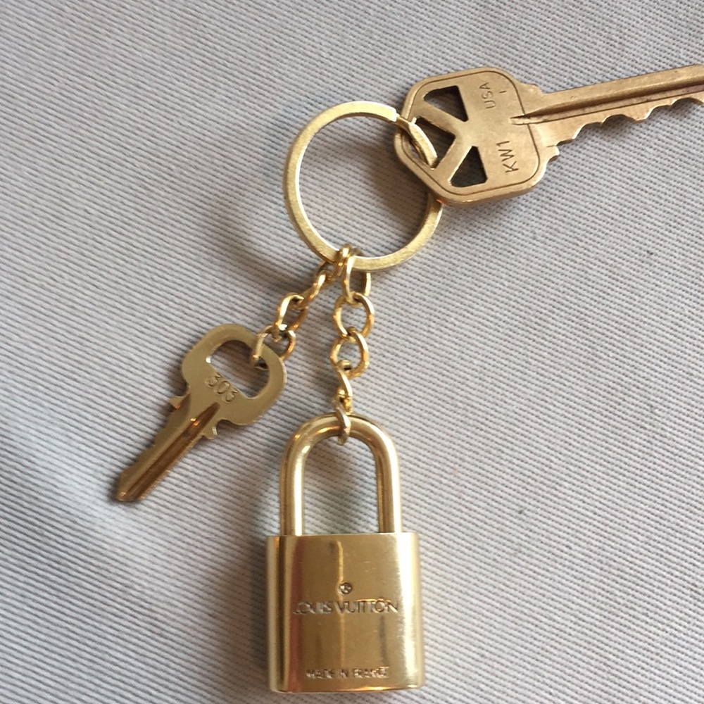 Louis Vuitton Key and Lock keychain - Picture 7 of 8